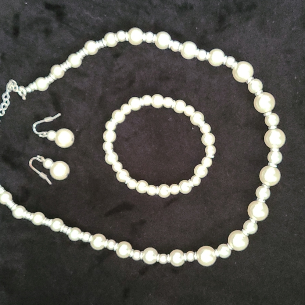 Faux pearl necklace set